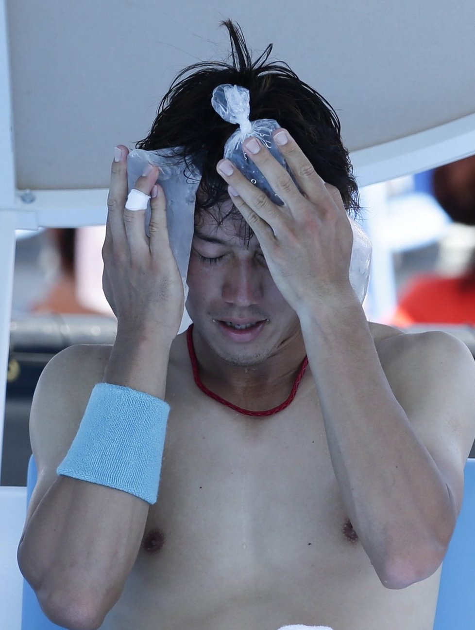 Led na hlavu. Japonec Nišikori se snaží zahnat nesnesitelné vedro na Australian Open. Organizátoři dokonce museli přerušit čtvrteční program