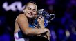 Aryna Sabalenková s trofejí pro vítězku Australian Open