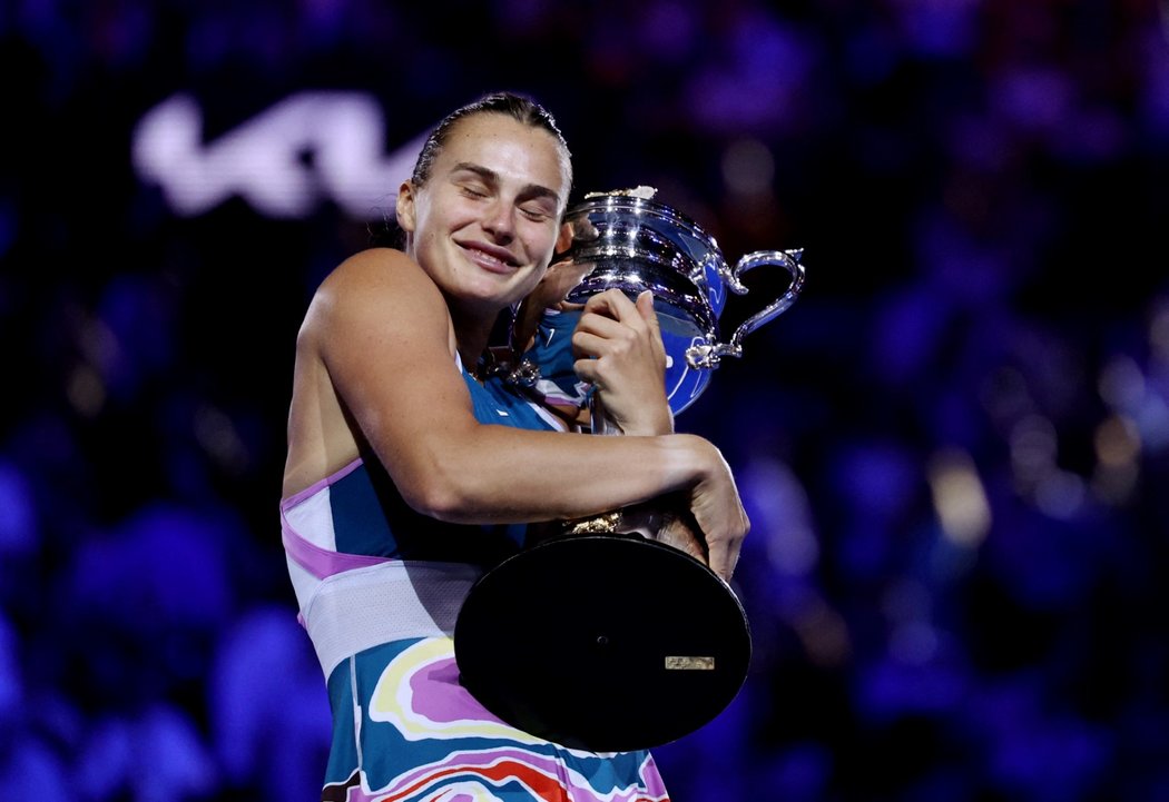 Aryna Sabalenková s trofejí pro vítězku Australian Open