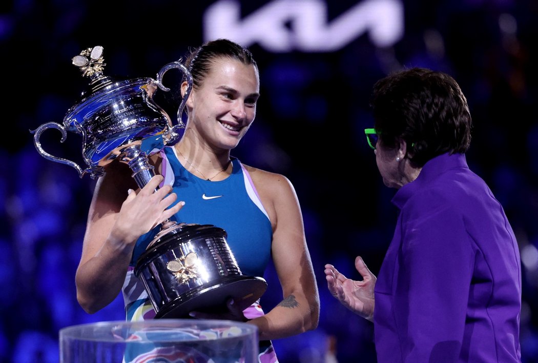Aryna Sabalenková s trofejí pro vítězku Australian Open