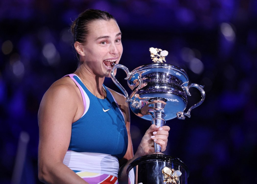 Aryna Sabalenková s trofejí pro vítězku Australian Open