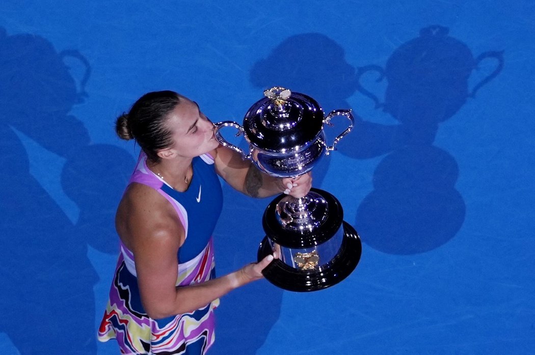 Aryna Sabalenková s trofejí pro vítězku Australian Open