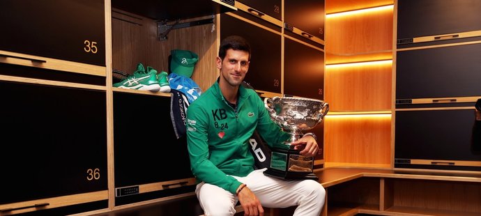 Novak Djokovič s pohárem pro šampiona Australian Open 2020