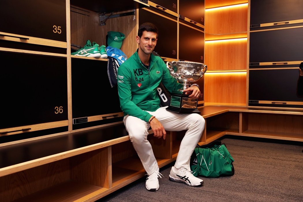 Novak Djokovič s pohárem pro šampiona Australian Open 2020