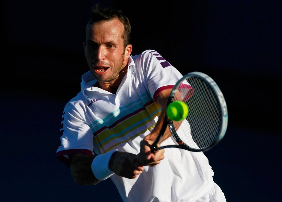 Radek Štěpánek vrací míček Srbu Troickému v prvním kole Australian Open