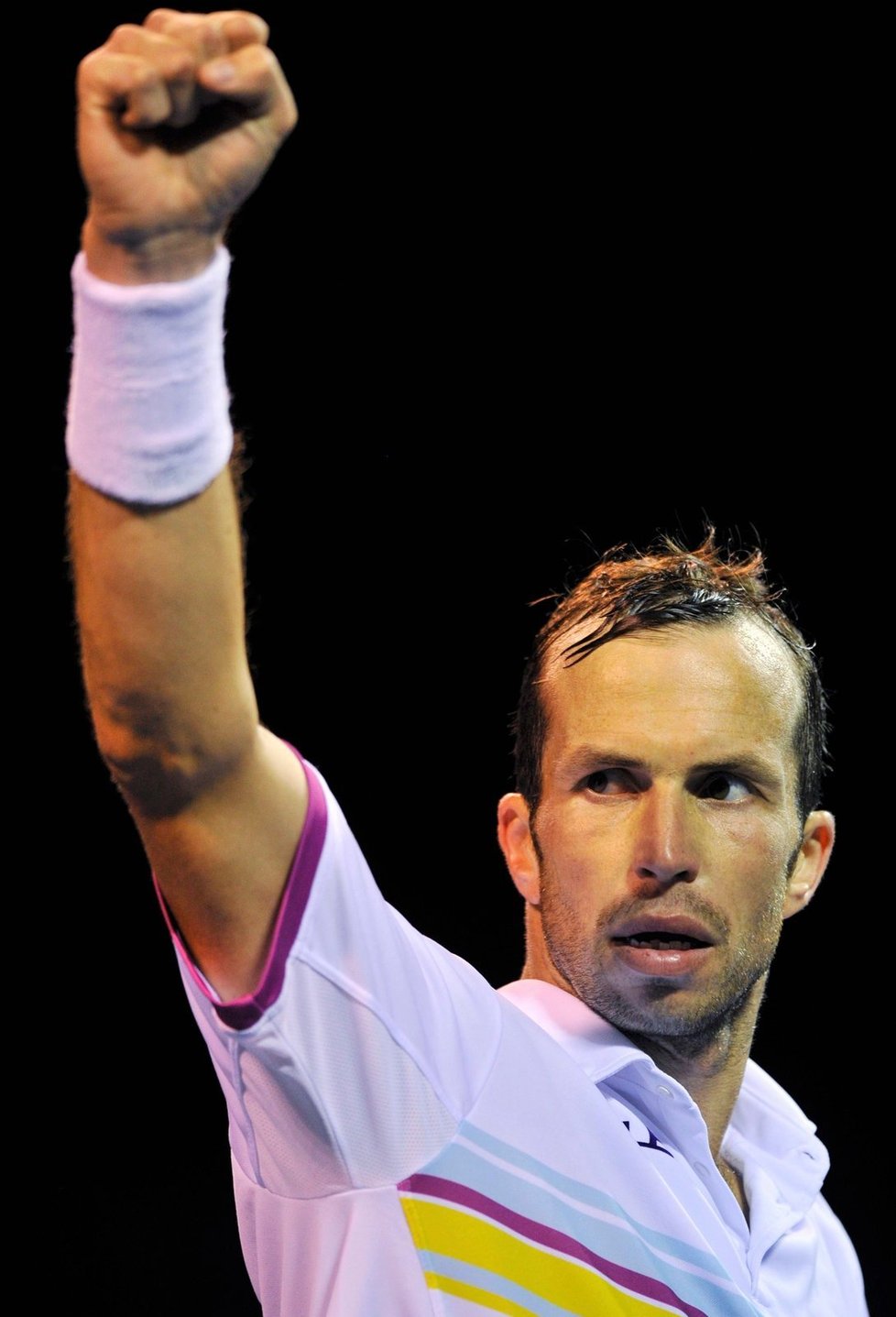 Radek Štěpánek se raduje z vítězství nad Srbem Troickým v prvním kole Australian Open. Nadřel se opravdu hodně