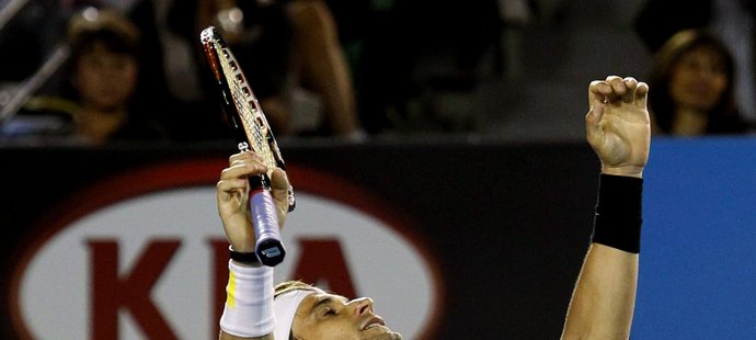 David Ferrer slaví svou výhru nad Rafaelem Nadalem