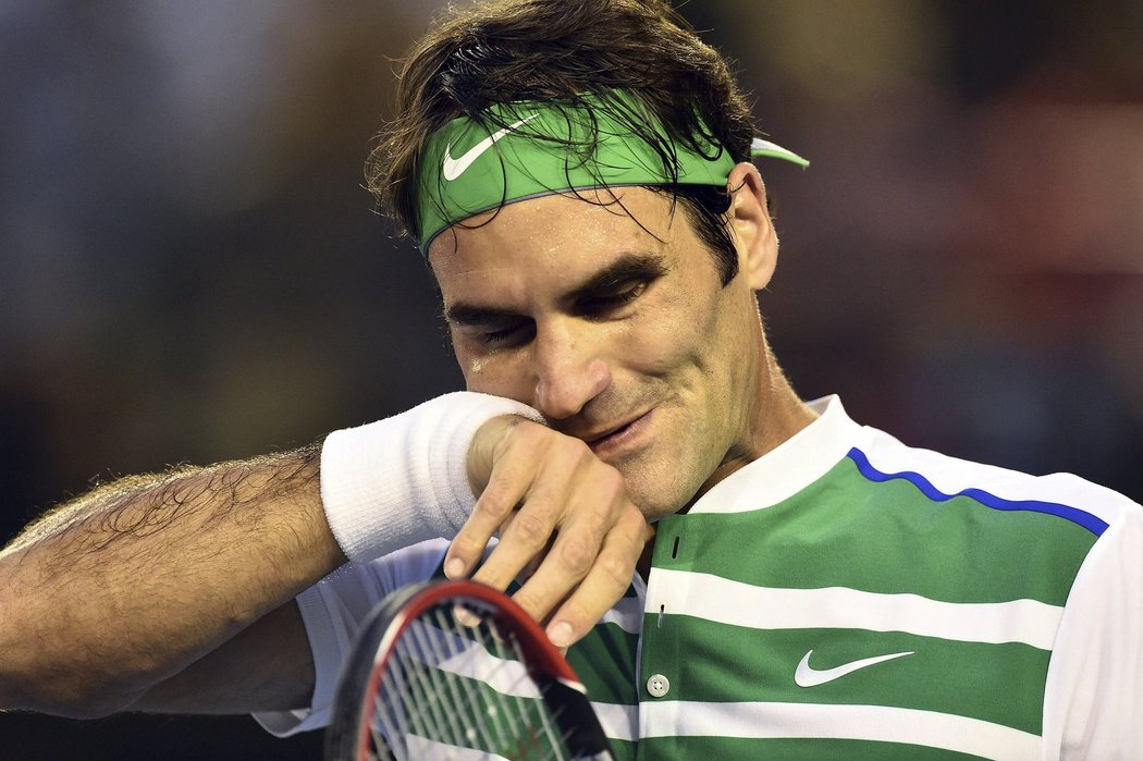 Roger Federer v utkání Australian Open proti Novaku Djokovičovi