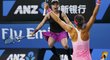 Cestou za titulem vyřadily i turnajové trojky Jekatěrinu Makarovovou s Jelenou Vesninovou i další nasazené páry
