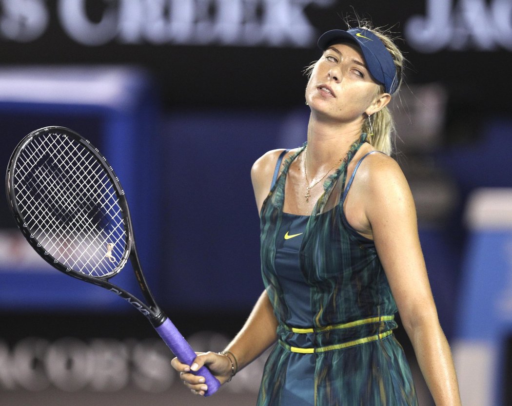 Trápící se Maria Šarapovová v duelu prvního kola Australian Open proti krajance Kirilenkové