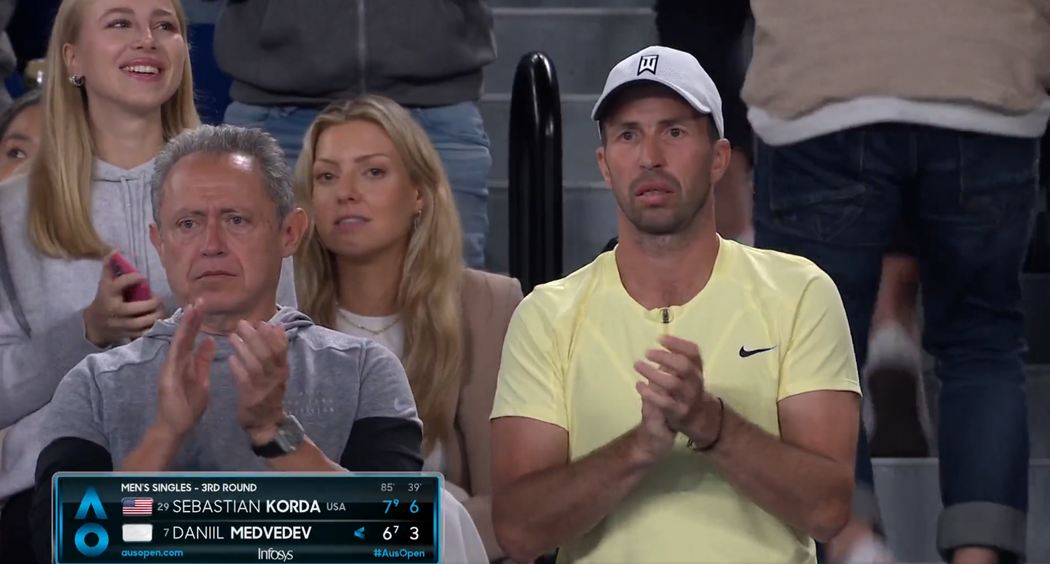 Kordův trenér Radek Štěpánek a přítelkyně Ivana Nedvědová (vlevo nahoře) po Američanově postupu do osmifinále Australian Open