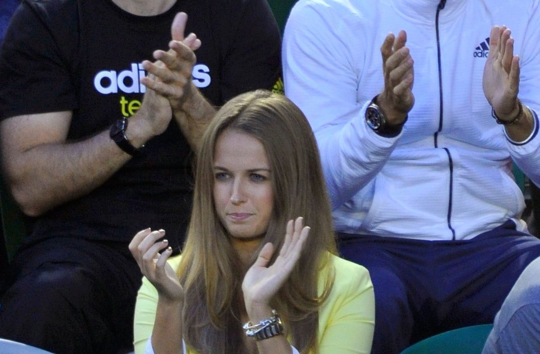 Kim Searsová tleská svému příteli Andymu Murraymu v semifinále Australian Open proti Rogeru Federerovi