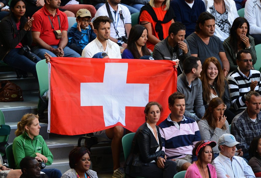 Švýcarský fanoušek v hledišti před semifinále mezi Rogerem Federerem a Andym Murraym