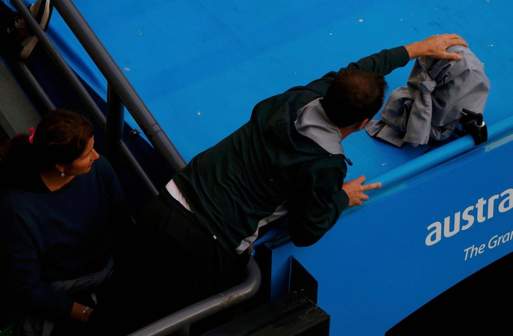 Někdo z přátel Rogera Federera zakrývá kameru bezprostředně vedle hráčské lóže, ve které sedí i Švýcarova žena Mirka (vlevo)