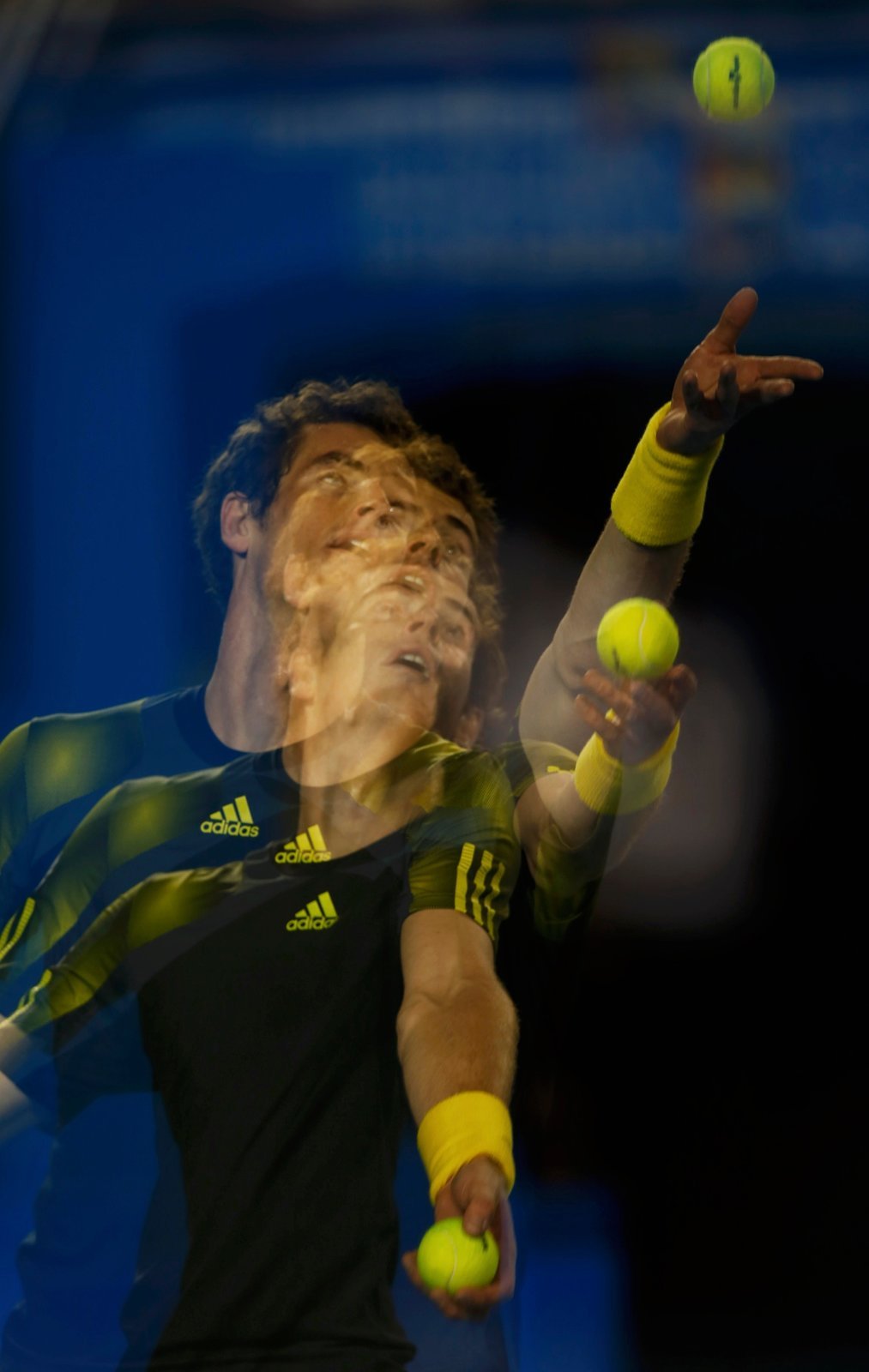 Andy Murray podává proti Rogeru Federerovi v této působivé několikanásobné expozici