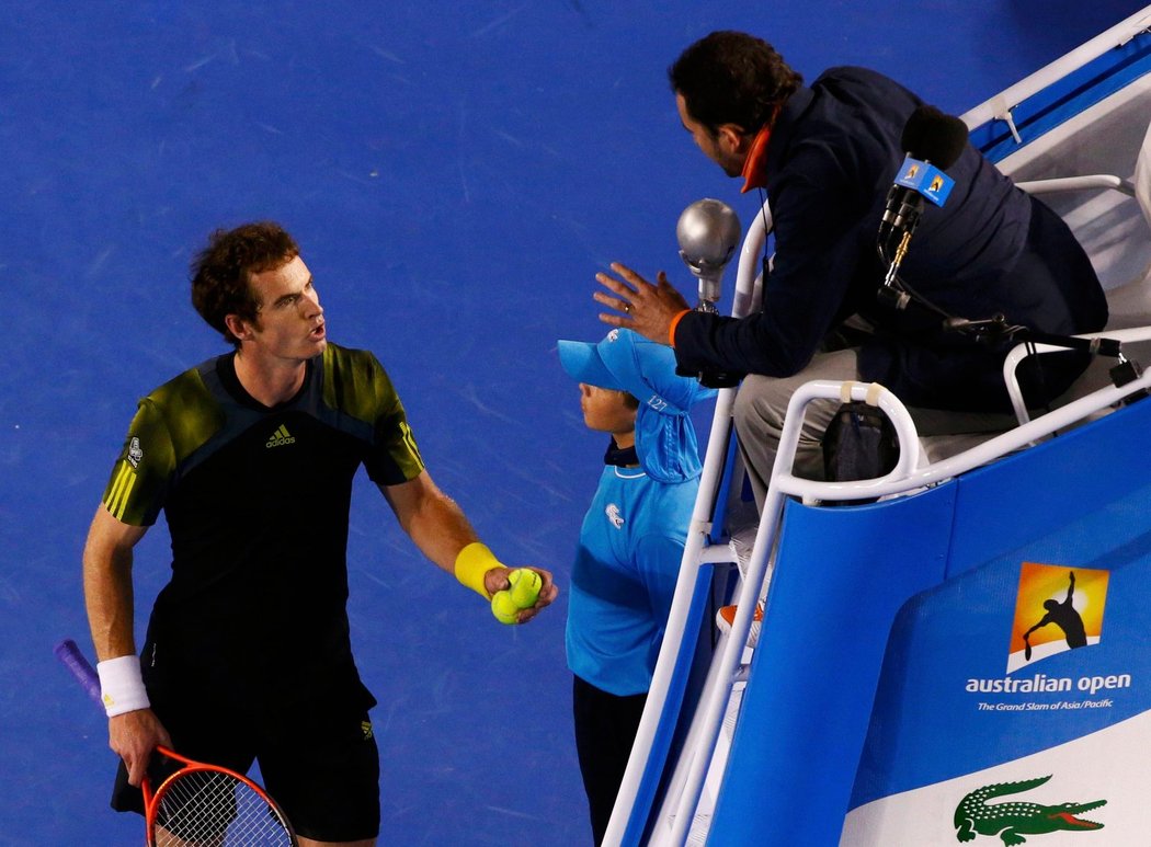 Andy Murray si něco vyjasňuje s hlavním rozhodčím v semifinále proti Federerovi