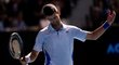 Novak Djokovič reaguje na ztrátu setu v semifinále Australian Open proti Italovi Janniku Sinnerovi