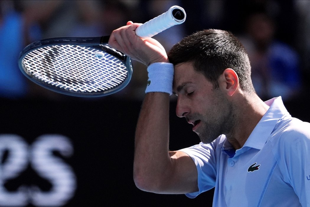 Srbský tenista Novak Djokovič se v semifinále Australian Open dost natrápil