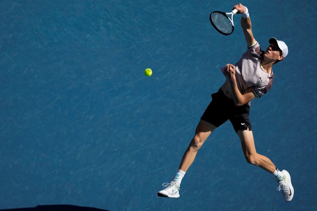 Ital Jannik Sinner v semifinálovém boji Australian Open proti Novaku Djokovičovi
