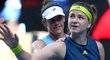Jennifer Bradyová utěšuje Karolínu Muchovou po dramatickém semifinále Australian Open