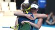 Karolína Muchová se objímá s Jennifer Bradyovou po semifinále Australian Open