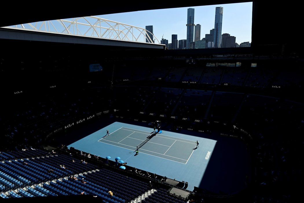 Pohled na centrální dvorec v Melbourne, kde Karolína Muchová bojovala o finále proti Jennifer Bradyové