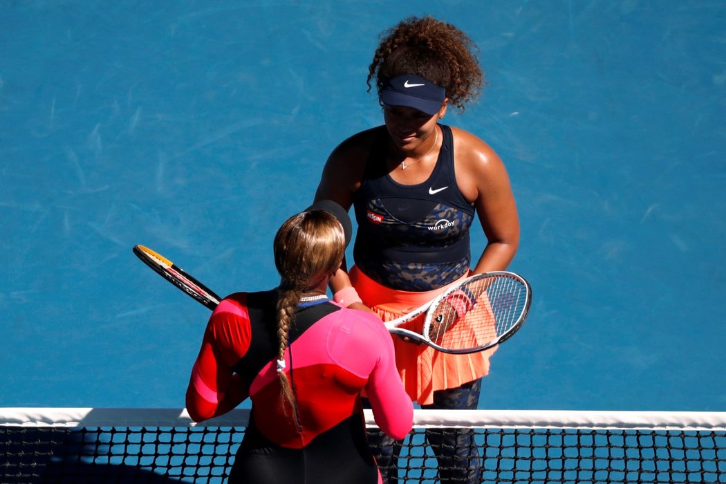 Serena Williamsová gratuluje Naomi Ósakaové k postupu do finále Australian Open