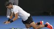 Rafa Nadal v euforii po postupu do finále Australian Open padá na kurt