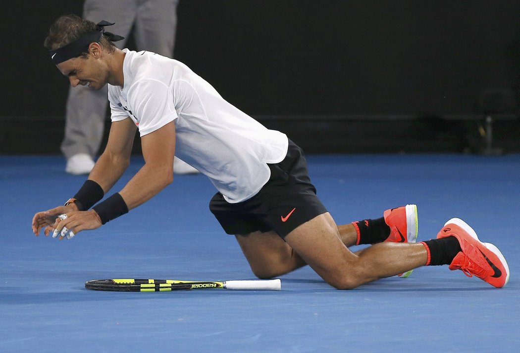 Rafa Nadal v euforii po postupu do finále Australian Open padá na kurt