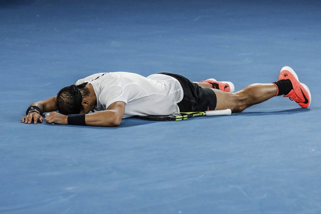 Zničený, ale v absolutní euforii. Rafael Nadal právě postoupil do finále Australian Open.