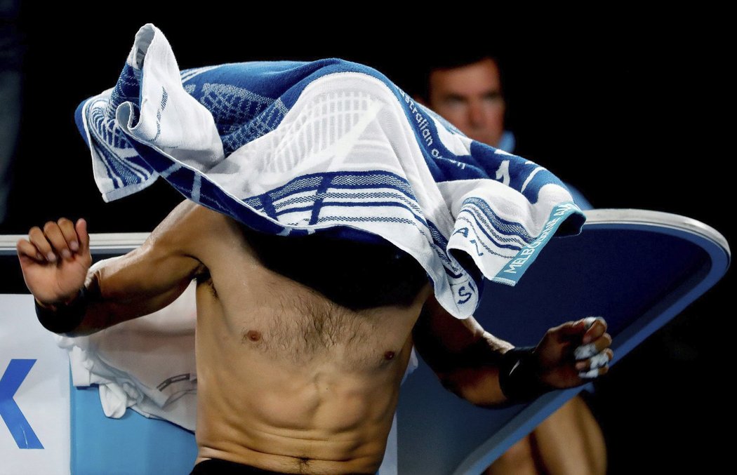 Rozčílený Rafael Nadal v pauze semifinále Australian Open ukryl hlavu do ručníku