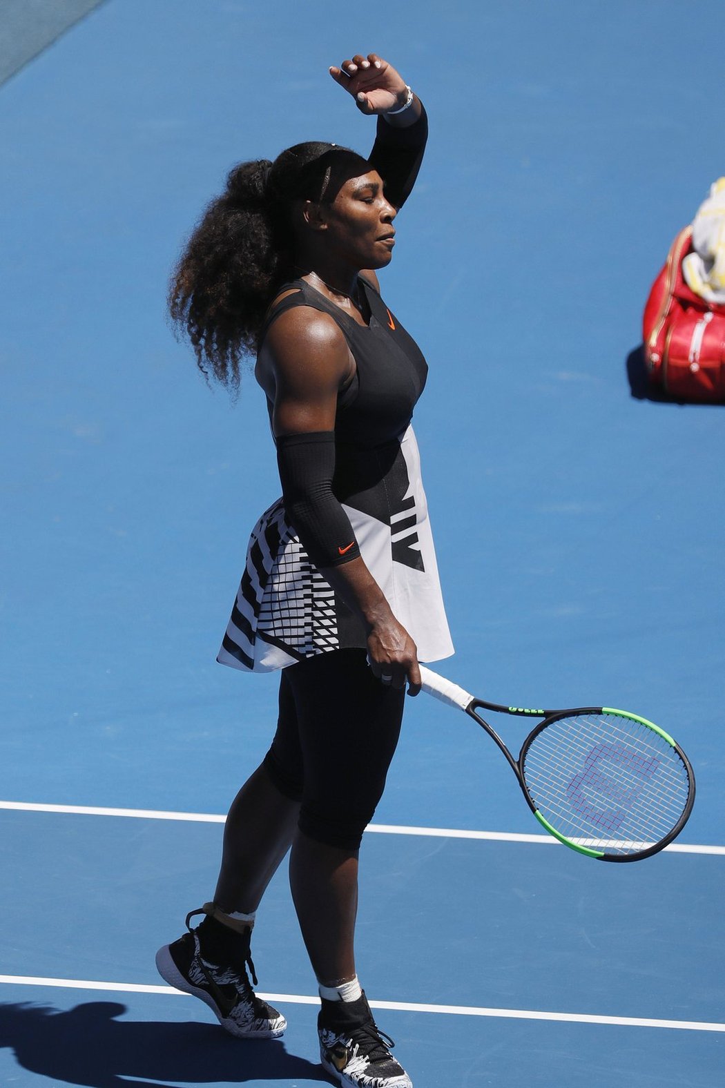 Serena Williamsová děkuje divákům na Australian Open