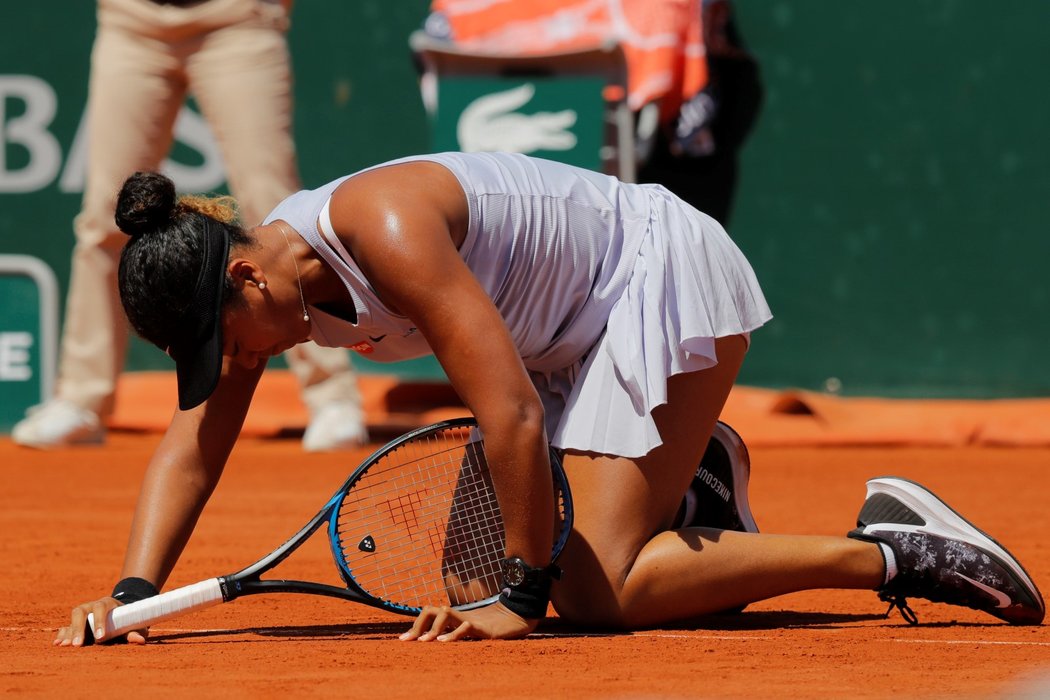 Japonská světová jednička Naomi Ósakaová v utkání s Kateřinou Siniakovou na tenisovém French Open