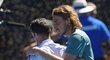 Řecký talent Stefanos Tsitsipas objímá po své výhře ve čtvrtfinále Australian Open Roberta Bautistu Aguta