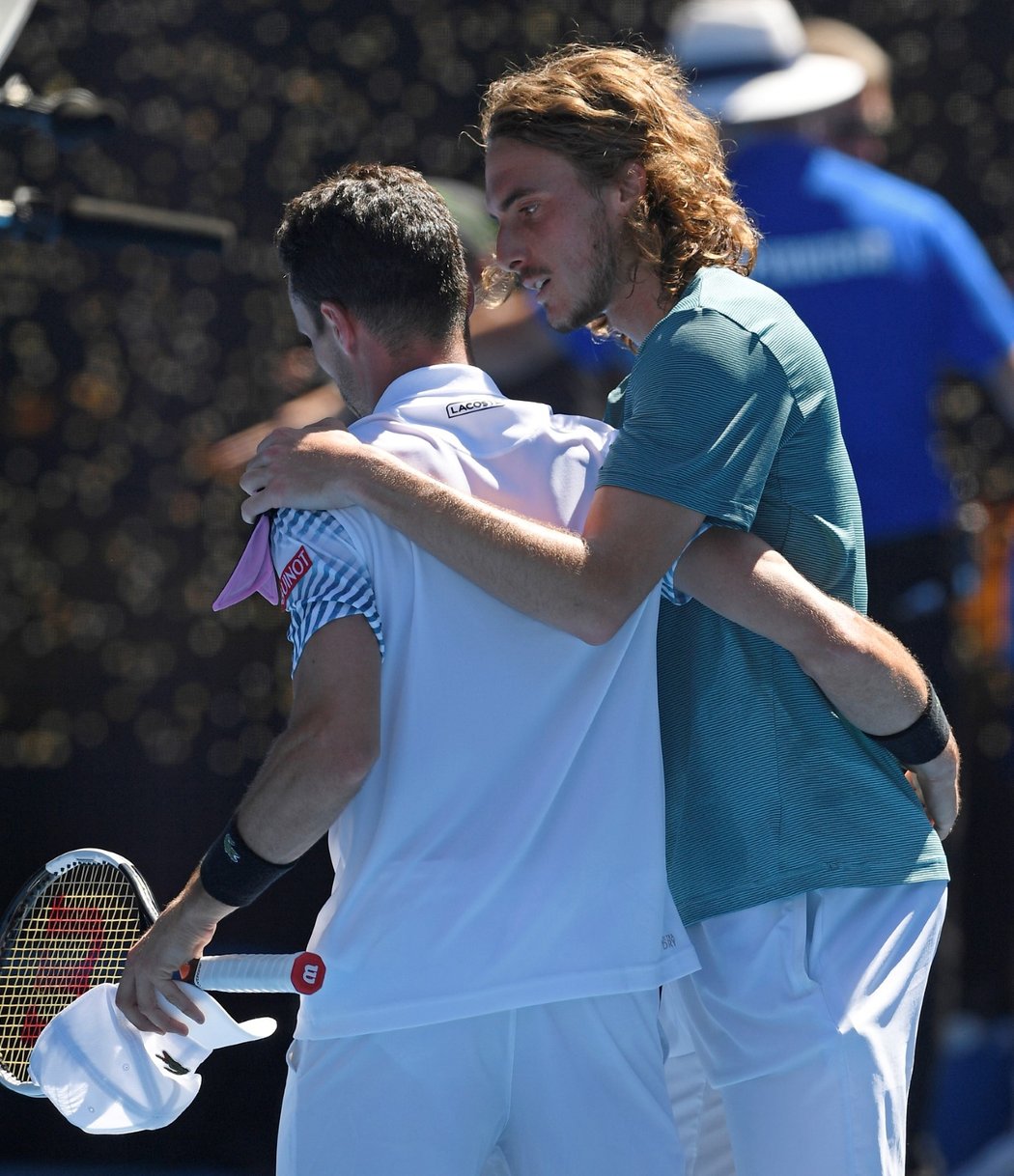 Řecký talent Stefanos Tsitsipas objímá po své výhře ve čtvrtfinále Australian Open Roberta Bautistu Aguta
