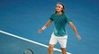 Stefanos Tsitsipas slaví své vítězství nad Rogerem Federerem