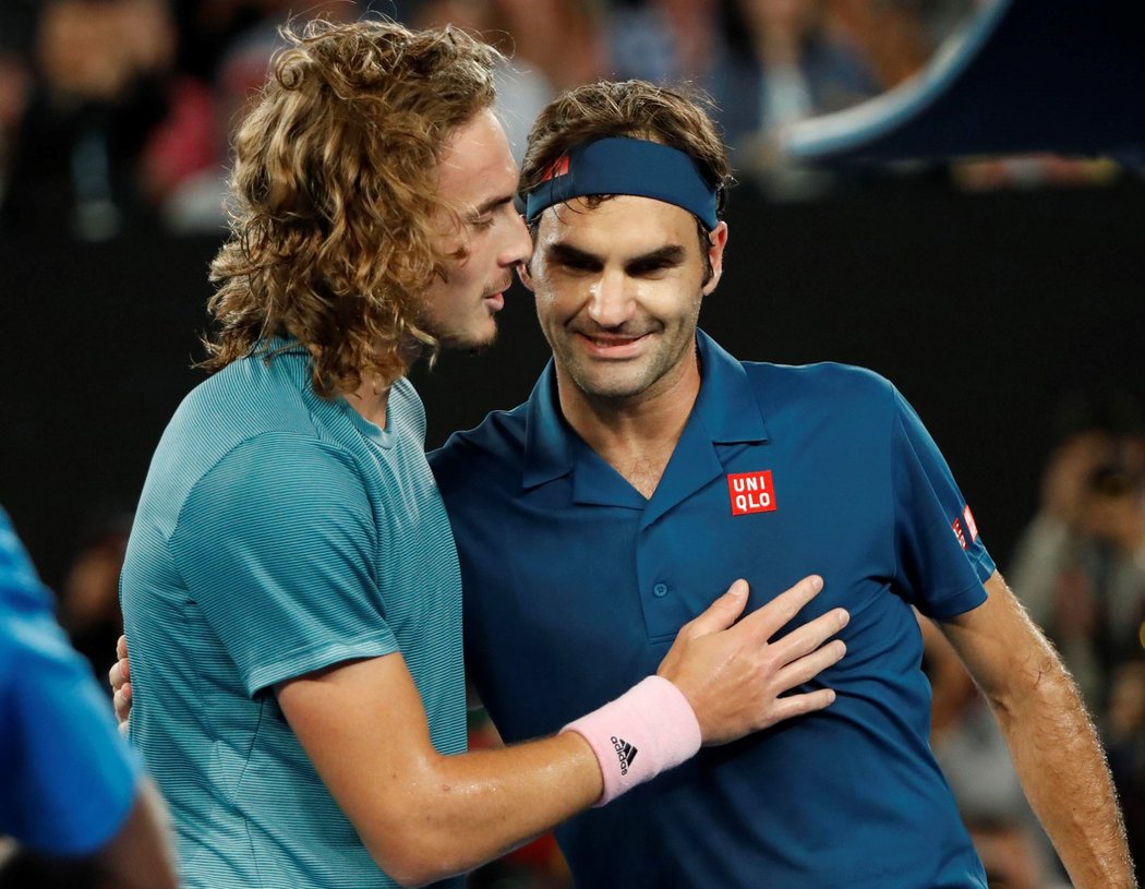 Roger Federer gratuluje k výhře Stefanosi Tsitsipasovi v osmifinále Australian Open