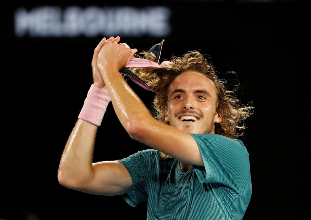 Stefanos Tsitsipas slaví své vítězství nad Rogerem Federerem