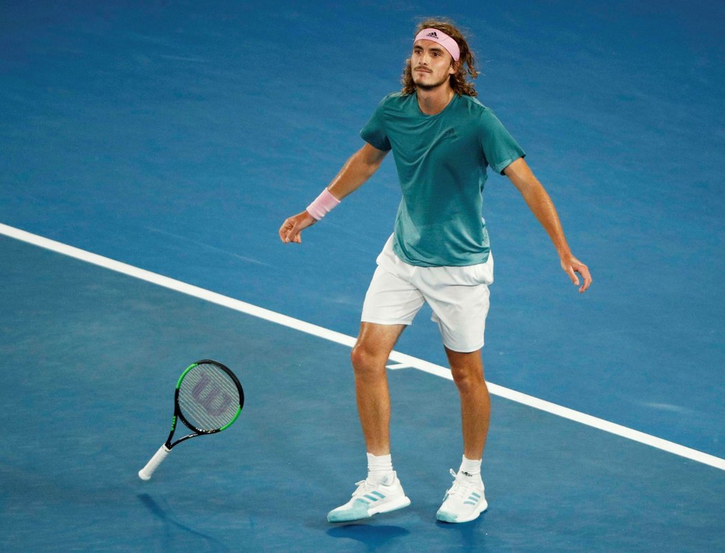 Stefanos Tsitsipas slaví své vítězství nad Rogerem Federerem