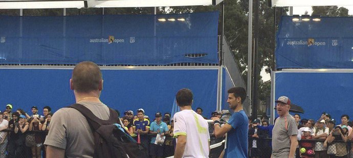 Srb Novak Djokovič a český tenista Radek Štěpánek si na Australian Open zatrénovali.