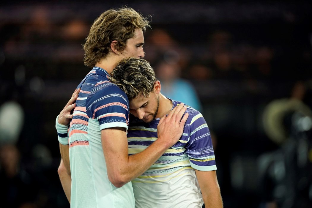 Objetí soupeřů. Alexander Zverev a Dominic Thiem po semifinálové bitvě na Australian Open