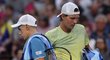 Tomáš Berdych (vpravo) se míjí s domácím mladíkem Alexem De Minaurem v prvním kole Australian open