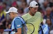 Tomáš Berdych (vpravo) se míjí s domácím mladíkem Alexem De Minaurem v prvním kole Australian open