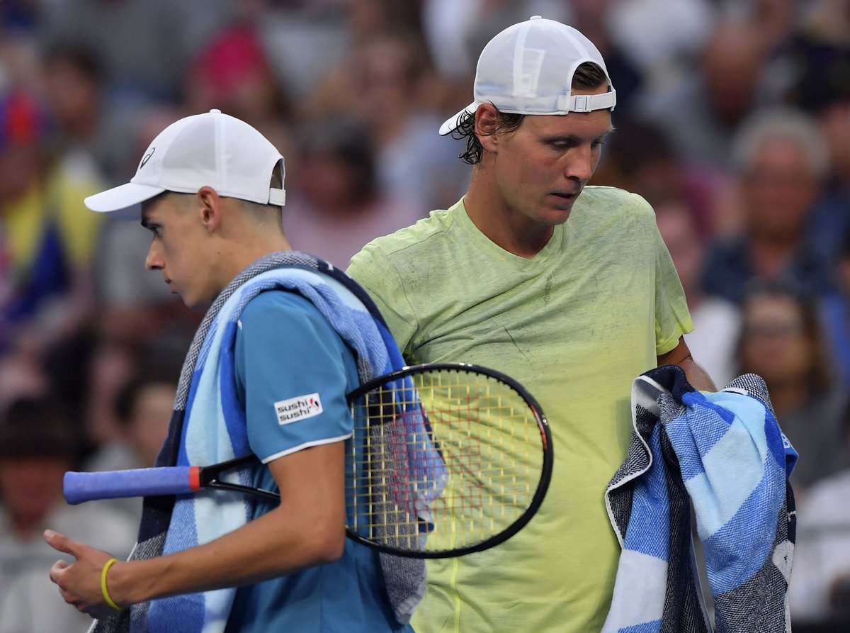 Tomáš Berdych (vpravo) se míjí s domácím mladíkem Alexem De Minaurem v prvním kole Australian open