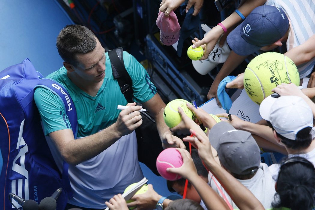 Tomáš Berdych se podepisuje fanouškům po své výhře ve druhém kole Australian Open