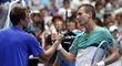 Tomáš Berdych si podává ruku s Mirzou Bašičem po svém triumfu ve druhém kole Australian Open