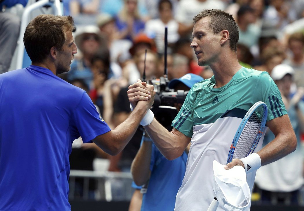 Tomáš Berdych si podává ruku s Mirzou Bašičem po svém triumfu ve druhém kole Australian Open