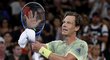 Tomáš Berdych děkuje fanouškům po své výhře v prvním kole Australian Open nad domácím mladíkem