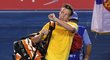 Zničený Tomáš Berdych opouští kurt po drtivé porážce od Novaka Djokoviče