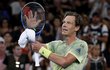 Tomáš Berdych děkuje fanouškům po své výhře v prvním kole Australian Open nad domácím mladíkem